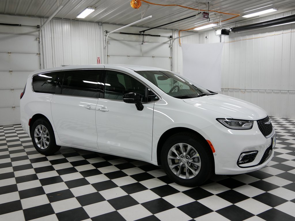 New 2026 Chrysler Pacifica Select