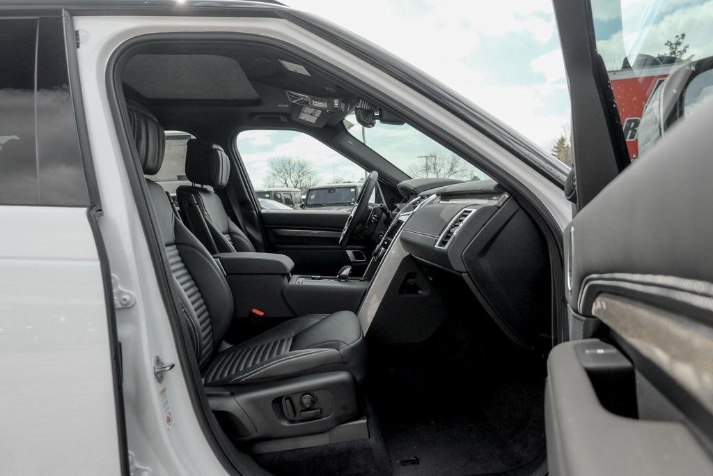 Used 2025 Land Rover Discovery Metropolitan Edition image 21