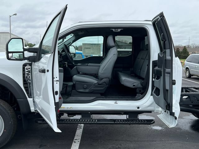 New 2025 Ford F450 XL w/ XL Chrome Package RWD image 8