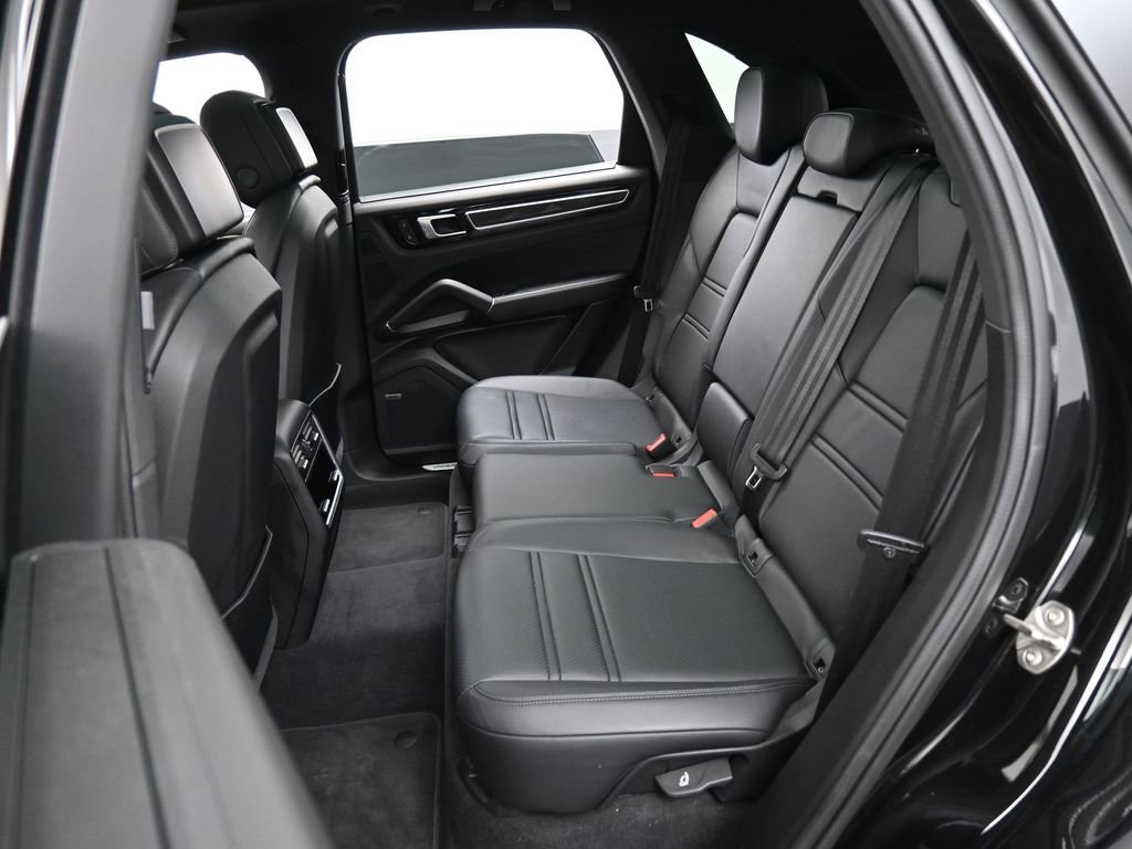 Certified 2023 Porsche Cayenne AWD/4WD image 25