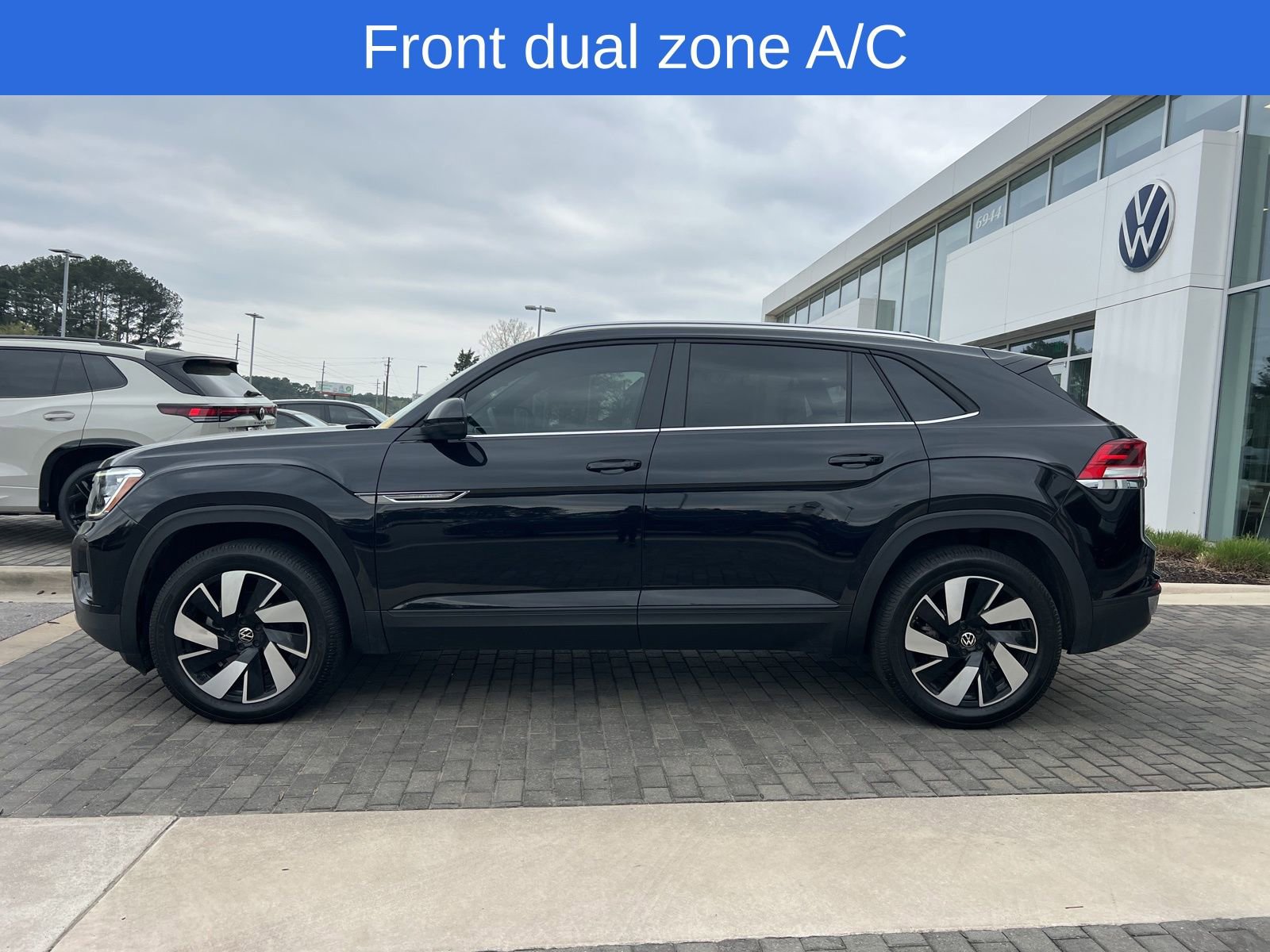 Used 2024 Volkswagen Atlas Cross Sport SE image 3