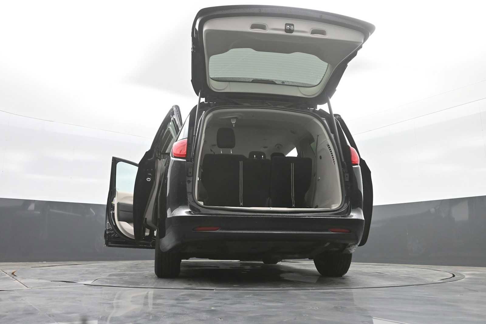 Used 2024 Chrysler Voyager LX FWD image 13