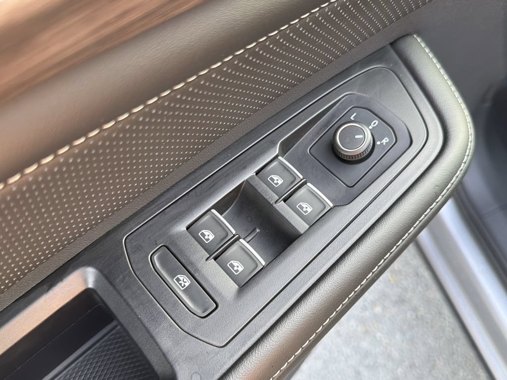 Used 2024 Volkswagen Atlas SEL AWD/4WD image 25