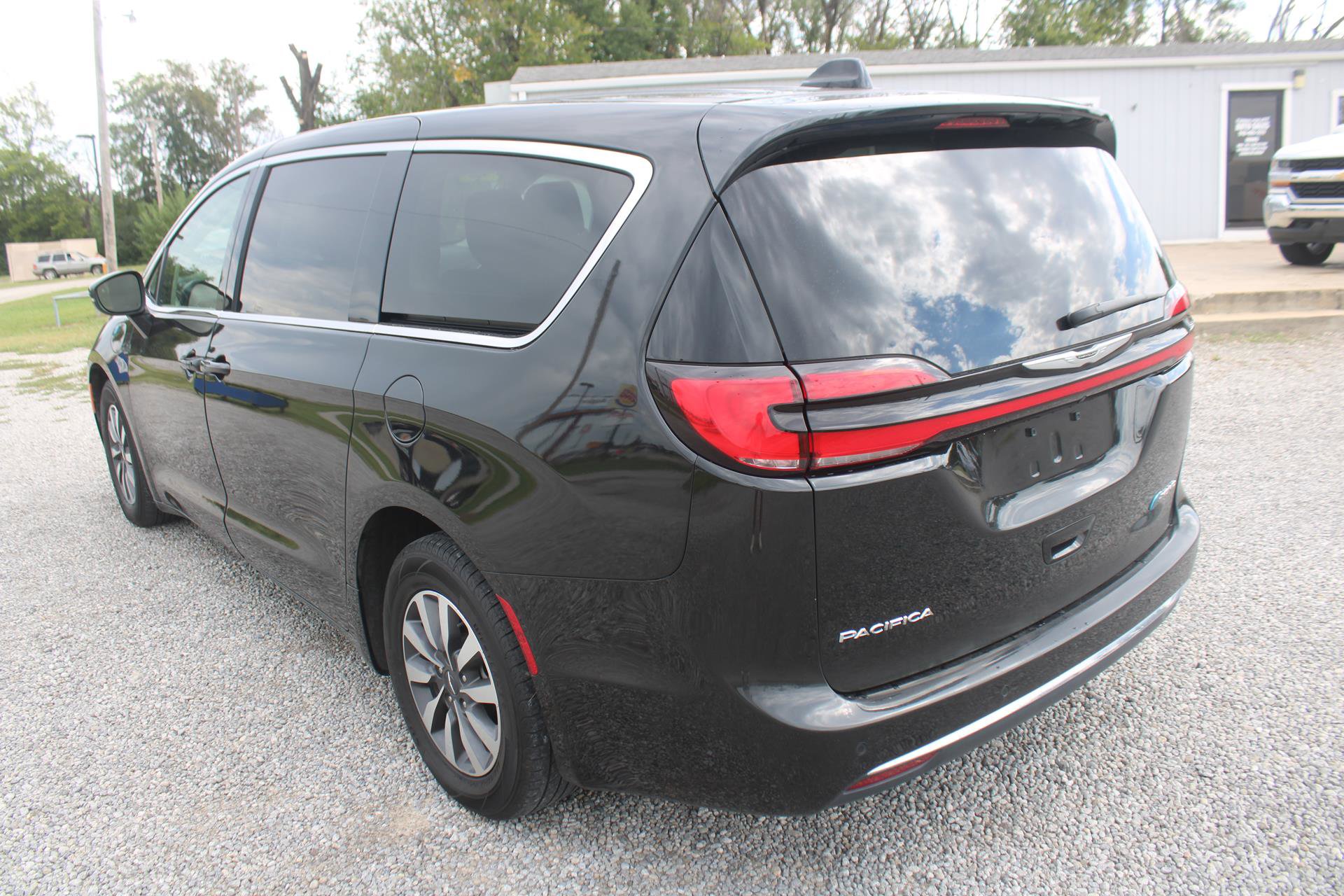 Used 2023 Chrysler Pacifica Touring-L image 5