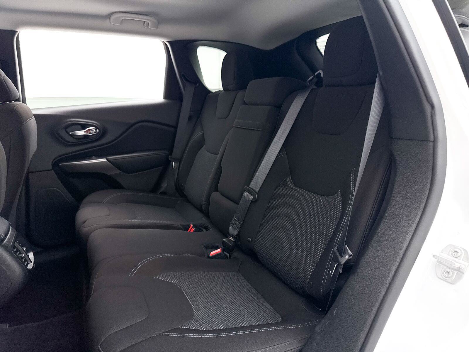Used 2019 Jeep Cherokee Latitude w/ Popular Appearance Group FWD image 27