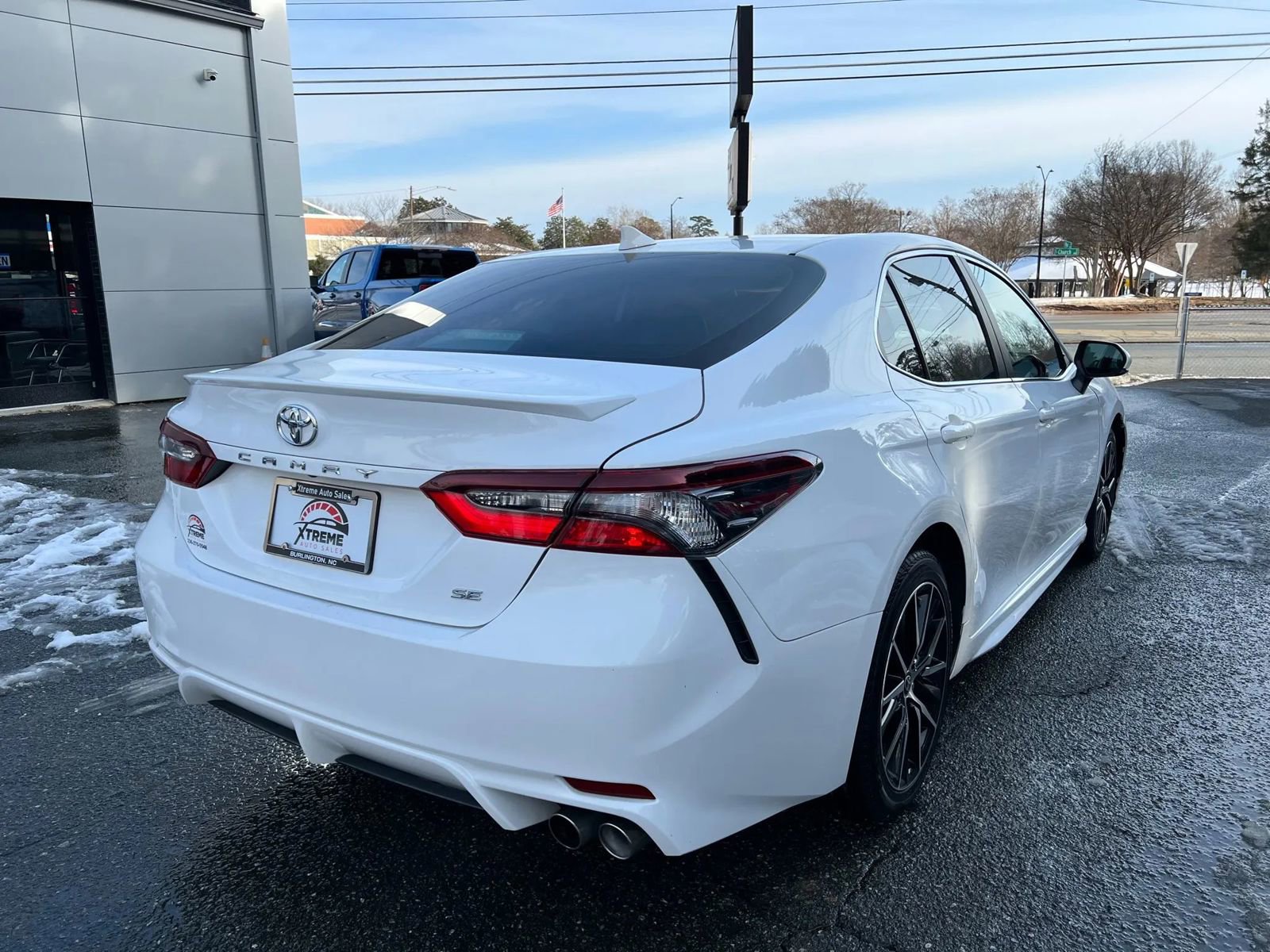 Used 2022 Toyota Camry SE image 4