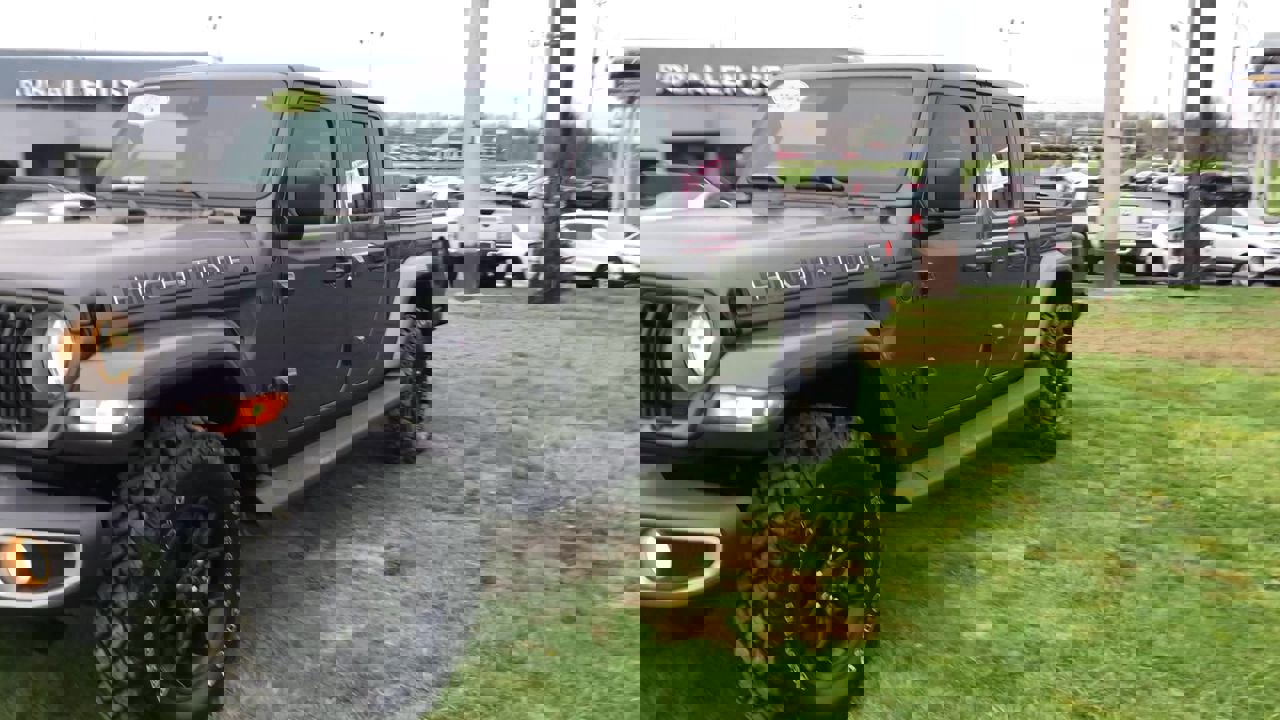 Used 2025 Jeep Gladiator Sport image 4