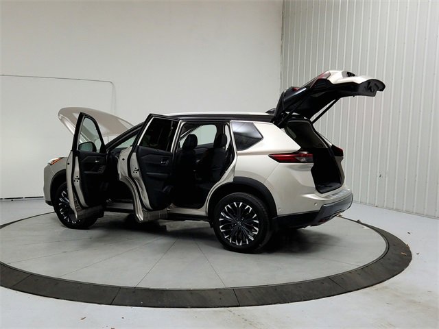 Used 2025 Nissan Rogue SL w/ Tech Package image 13