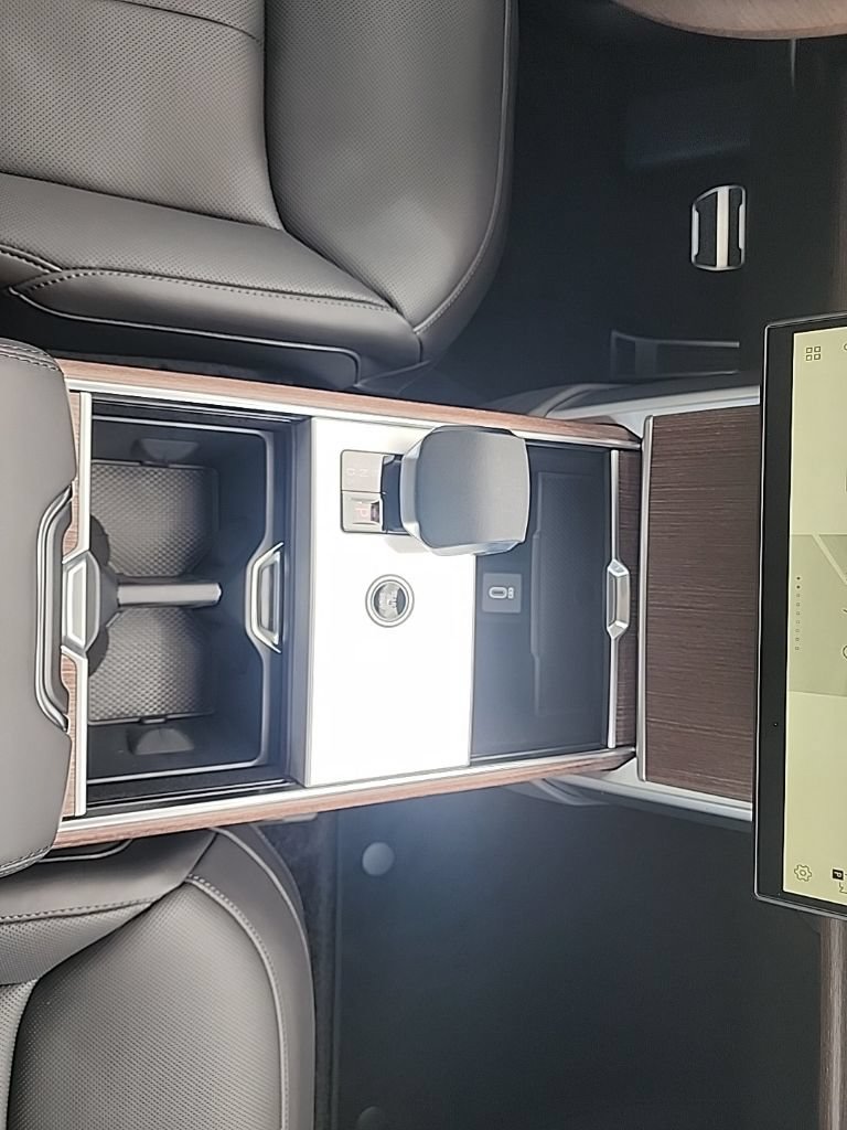 New 2026 Land Rover Range Rover Long Wheelbase SE AWD/4WD image 24