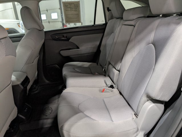 Used 2021 Toyota Highlander LE AWD/4WD image 15