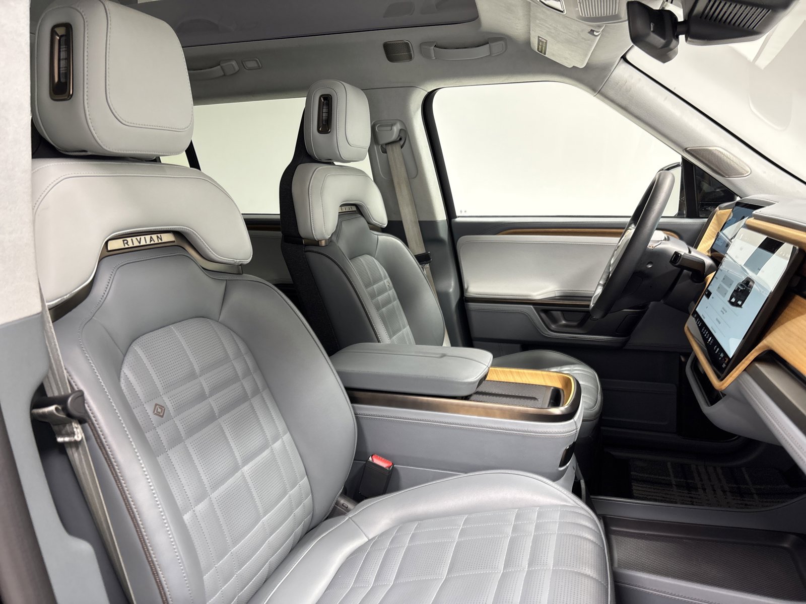 Used 2025 Rivian R1S Premium image 24