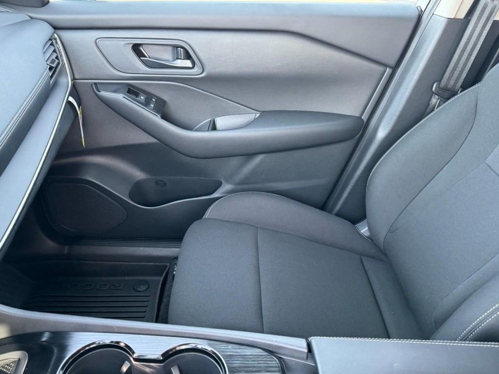Used 2025 Nissan Rogue S image 13