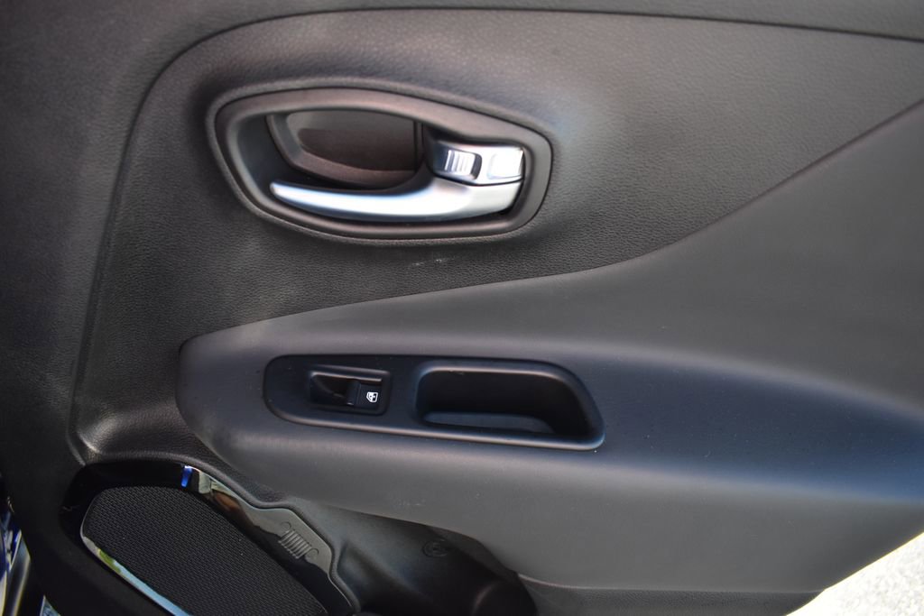 Used 2018 Jeep Renegade Altitude FWD image 13