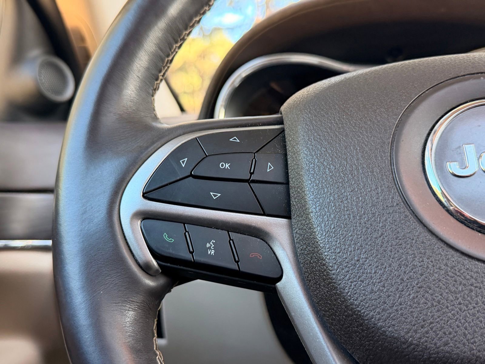 Used 2018 Jeep Grand Cherokee Overland AWD/4WD image 25