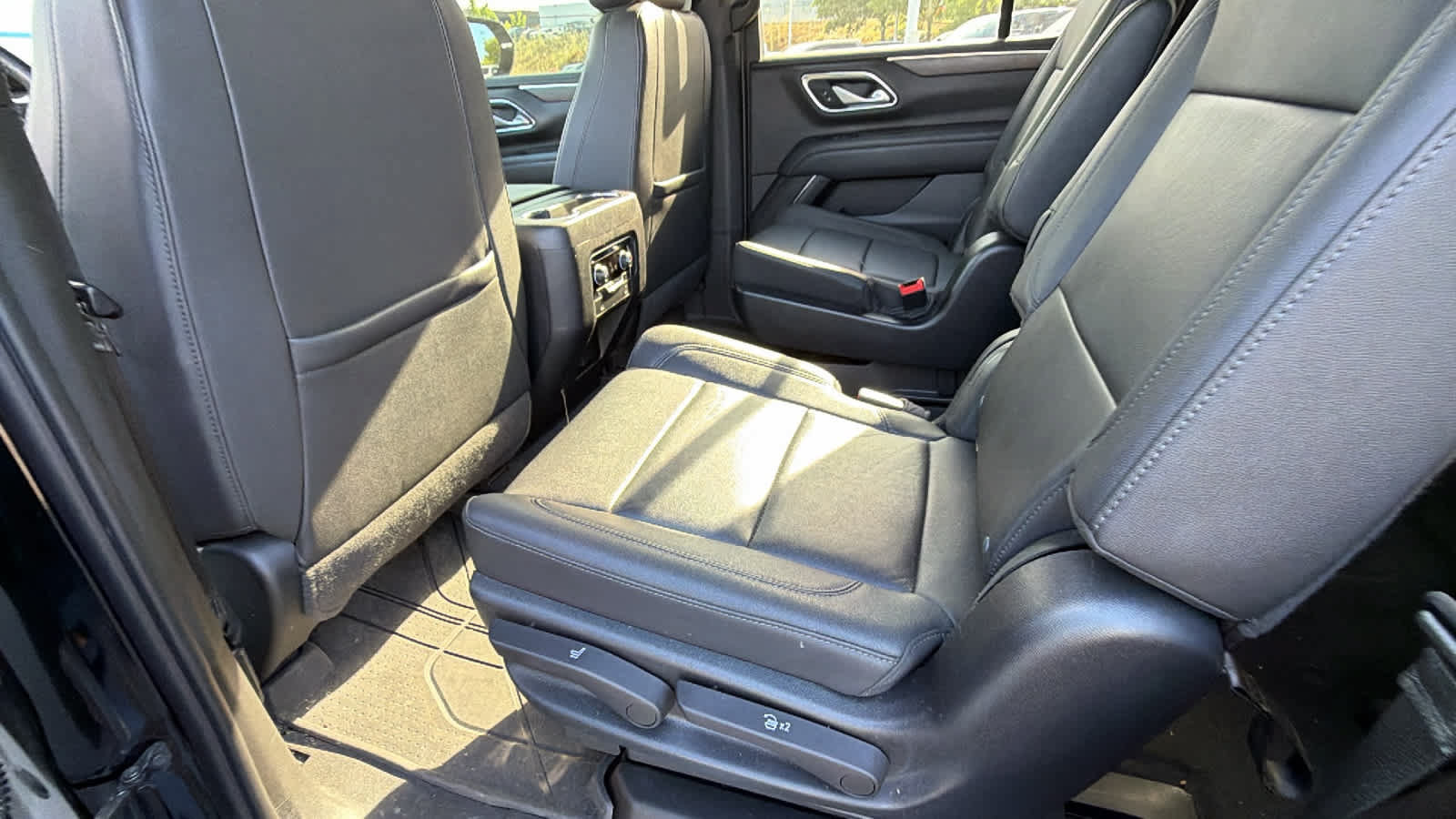 Used 2022 Chevrolet Tahoe LT w/ Luxury Package AWD/4WD image 17