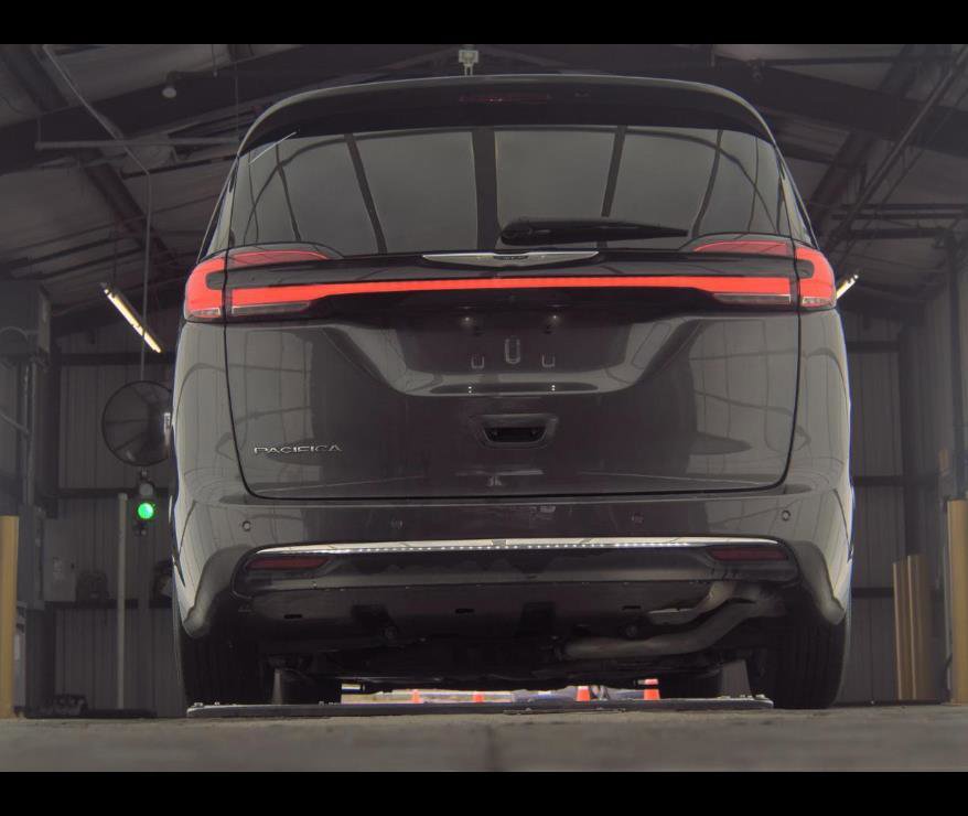 Used 2023 Chrysler Pacifica Touring-L FWD image 10