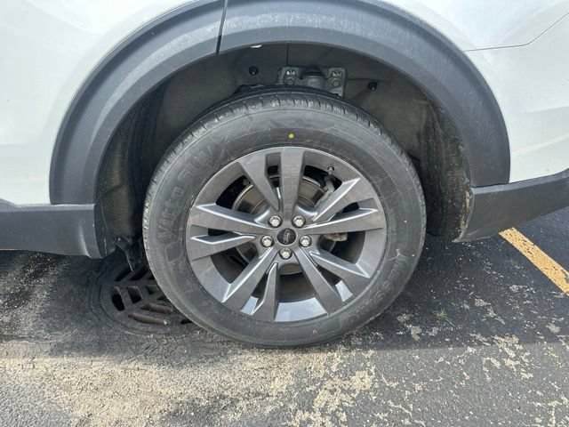 Used 2024 Ford Explorer XLT w/ XLT Sport Appearance Package AWD/4WD image 19