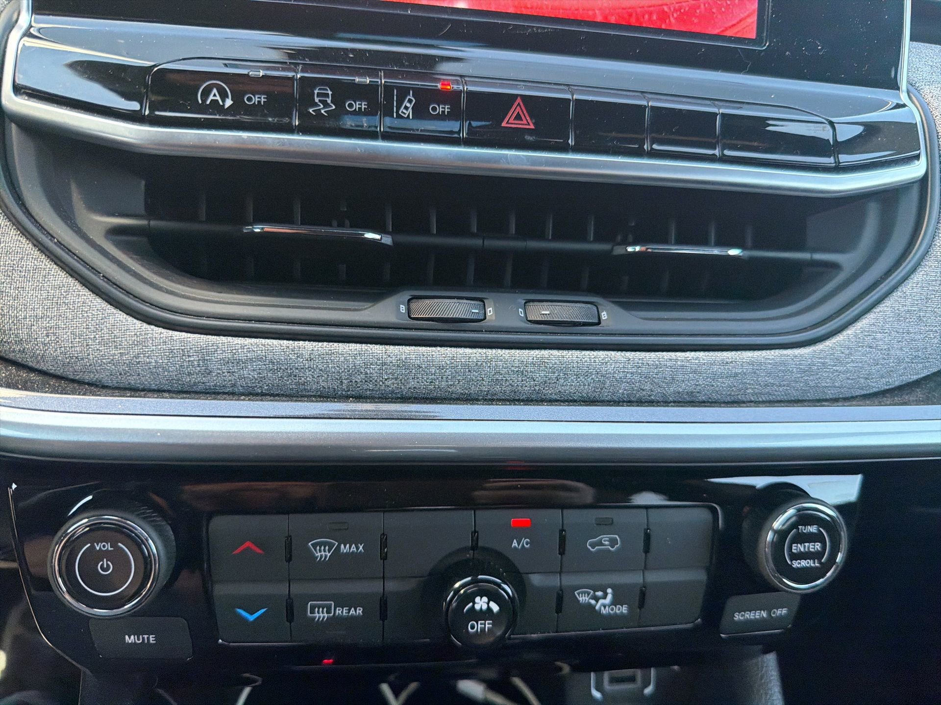 Used 2025 Jeep Compass Latitude image 11