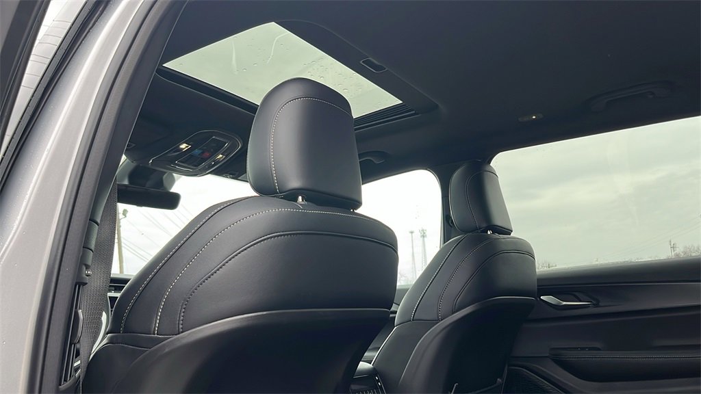 New 2025 Jeep Grand Cherokee L Altitude image 35