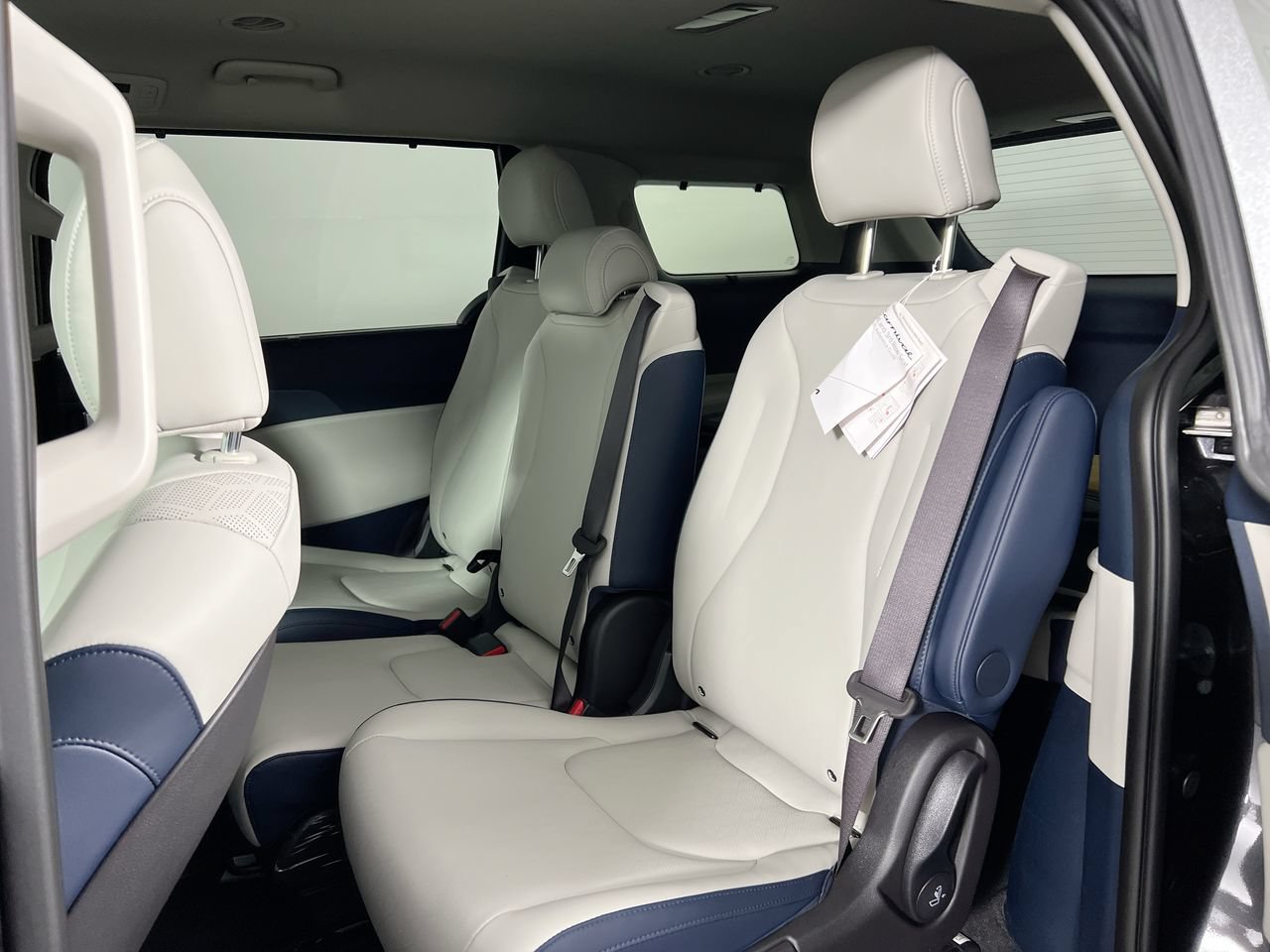New 2026 Kia Carnival EX FWD image 28