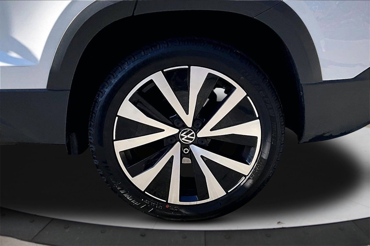 Used 2024 Volkswagen Taos SE image 34