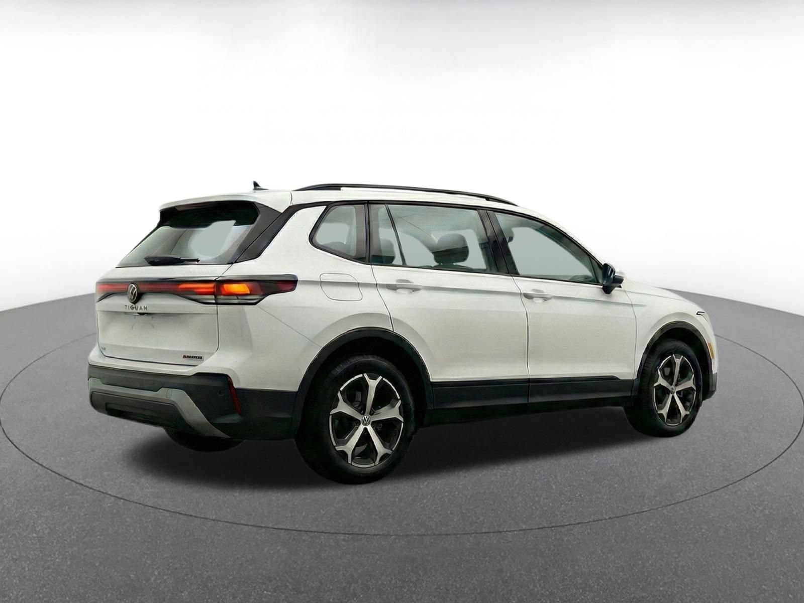 Used 2026 Volkswagen Tiguan SE FWD image 8