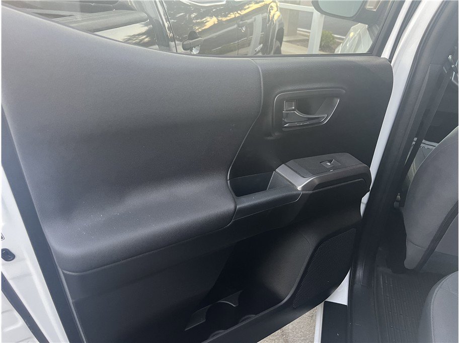 Used 2018 Toyota Tacoma TRD Sport image 8