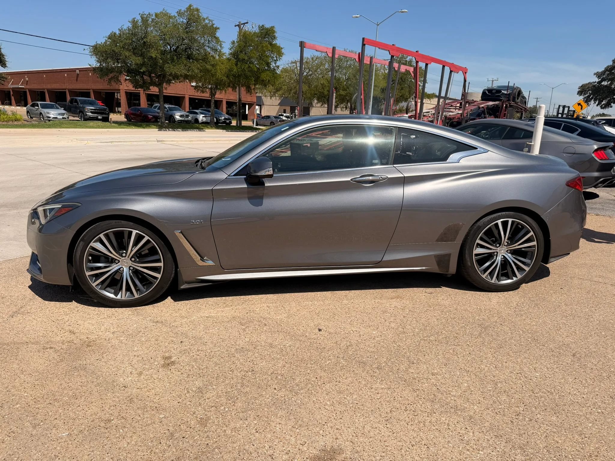 Used 2017 INFINITI Q60 3.0t w/ Premium Plus Package 3.0T RWD image 2