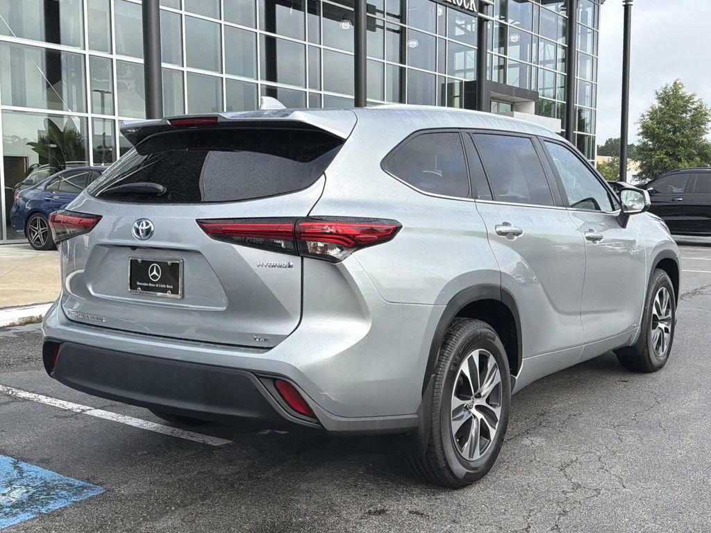 Used 2023 Toyota Highlander XLE AWD/4WD image 3