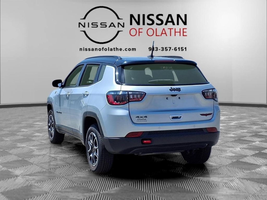Used 2025 Jeep Compass Trailhawk AWD/4WD image 3