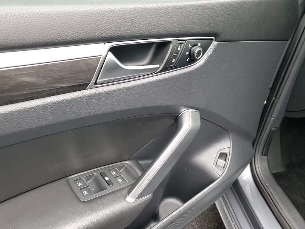 Used 2017 Volkswagen Passat 1.8T SE w/ SE Lighting Package image 12