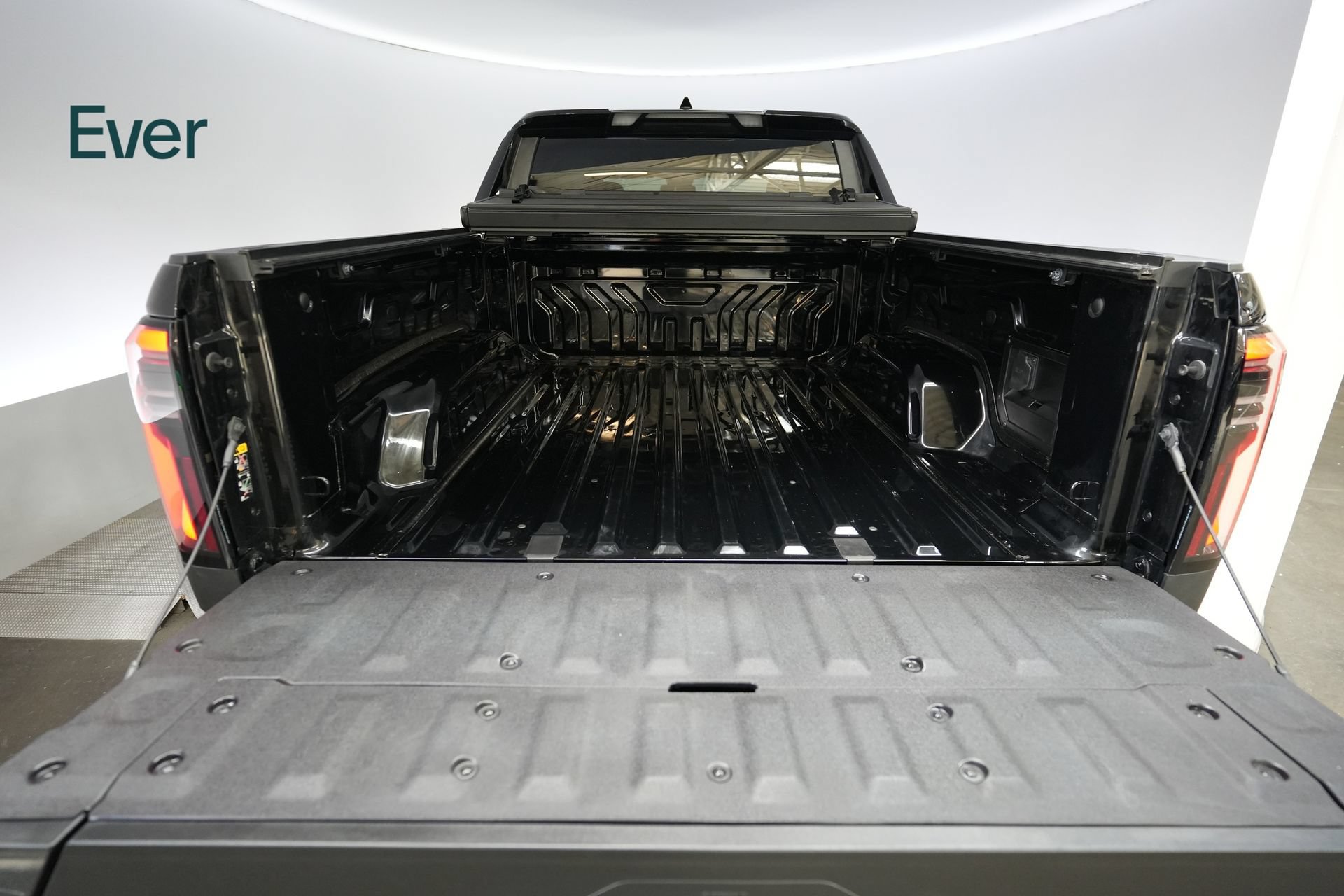 Used 2026 GMC Sierra EV Elevation w/ LPO, Elevation Dark Package AWD/4WD image 8