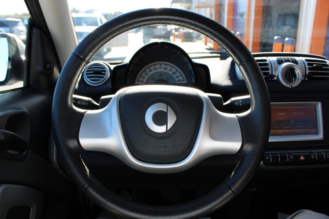 Used 2015 smart fortwo passion RWD image 16