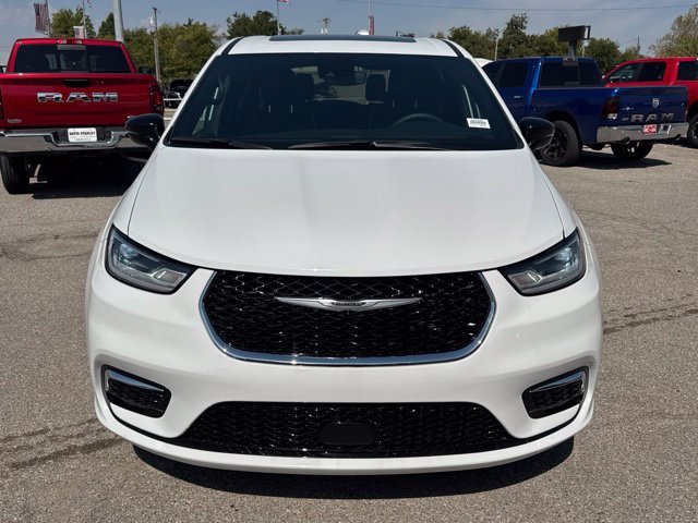 Used 2026 Chrysler Pacifica Limited FWD image 2