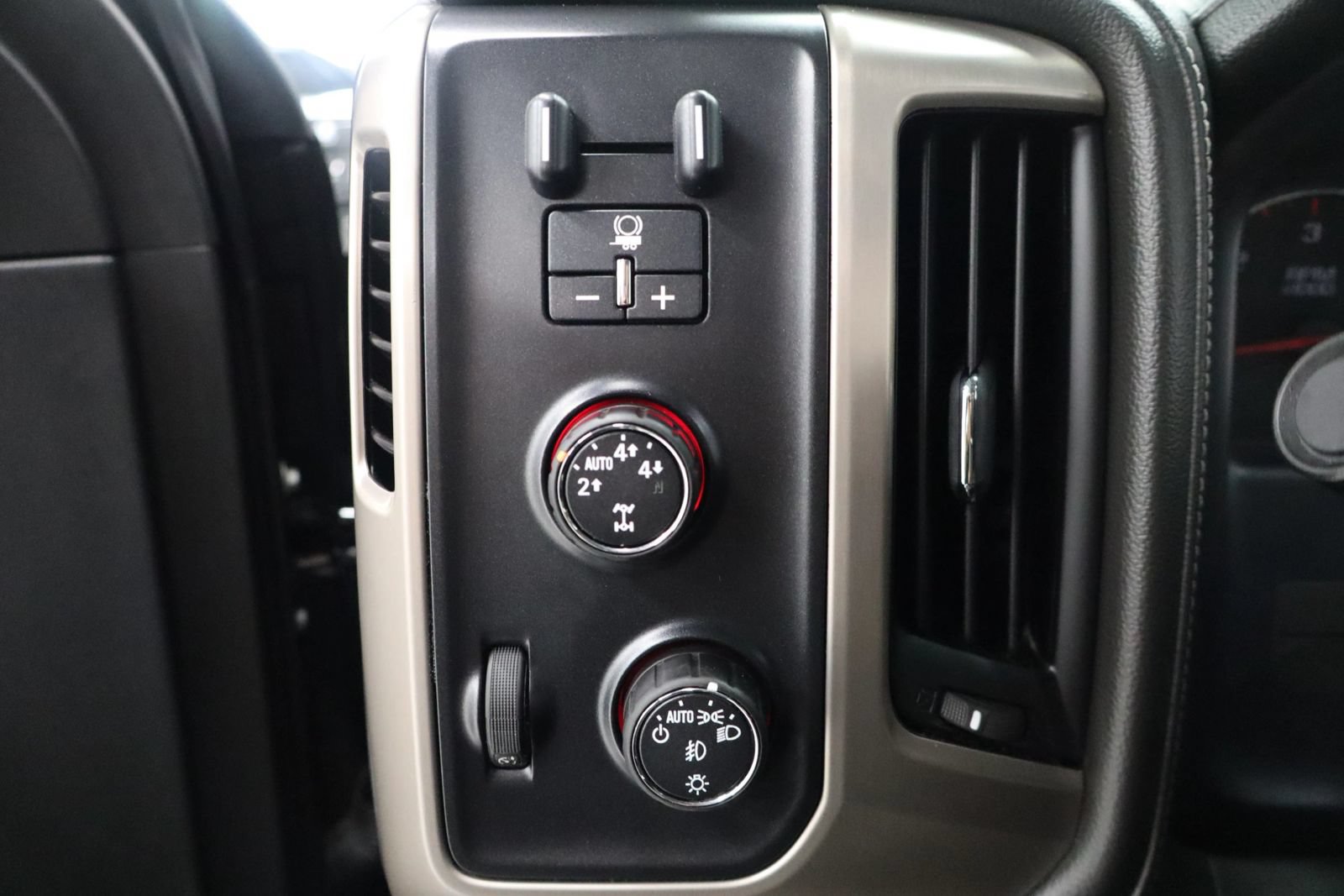 Used 2016 GMC Sierra 1500 Denali w/ Enhanced Driver Alert Package AWD/4WD image 34