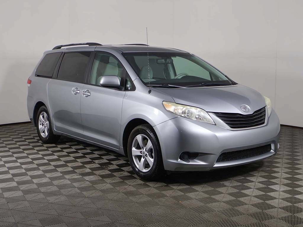 Used 2011 Toyota Sienna LE w/ Towing Pkg FWD image 2