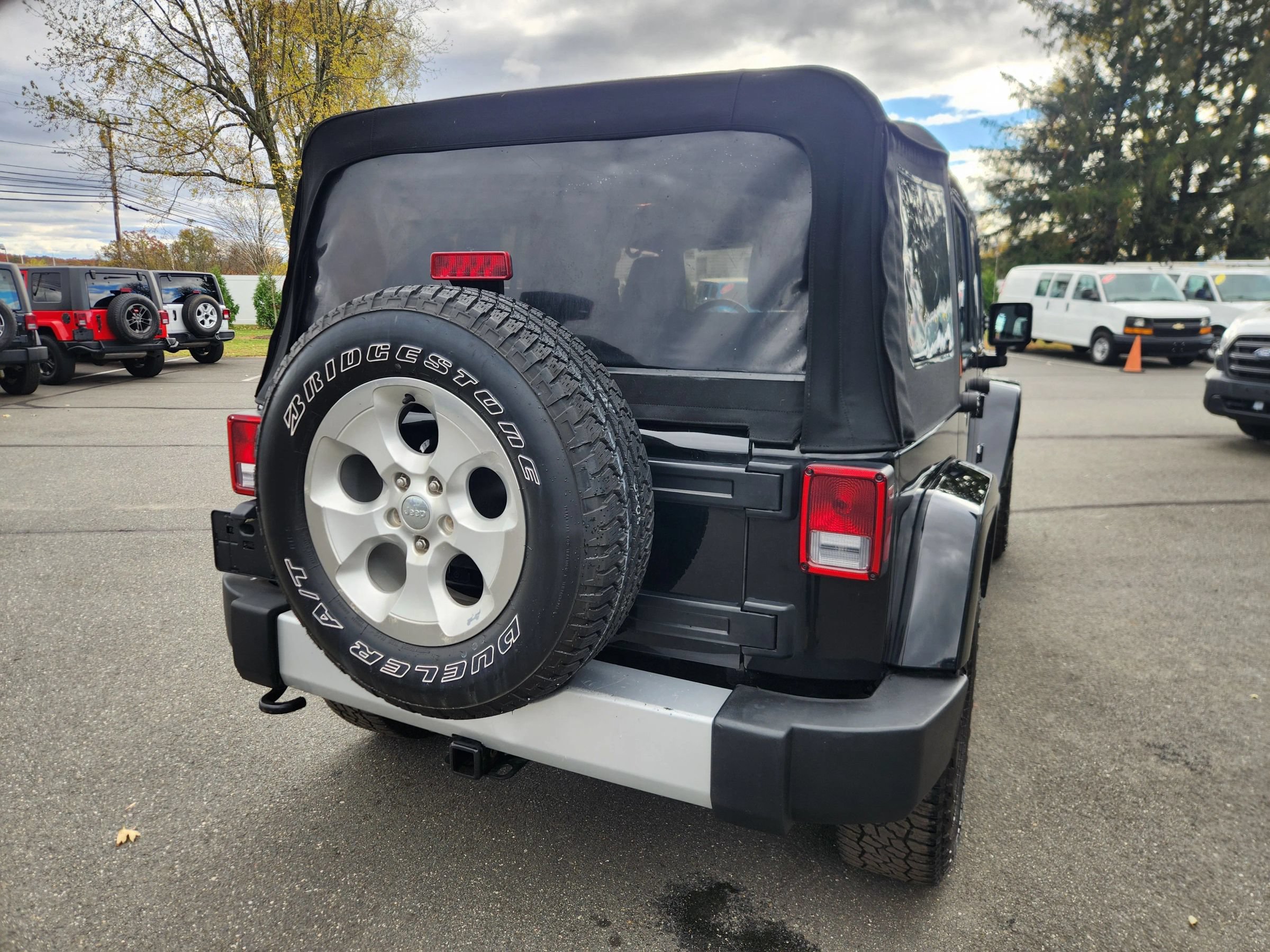 Used 2015 Jeep Wrangler Unlimited Sahara w/ Connectivity Group AWD/4WD image 15