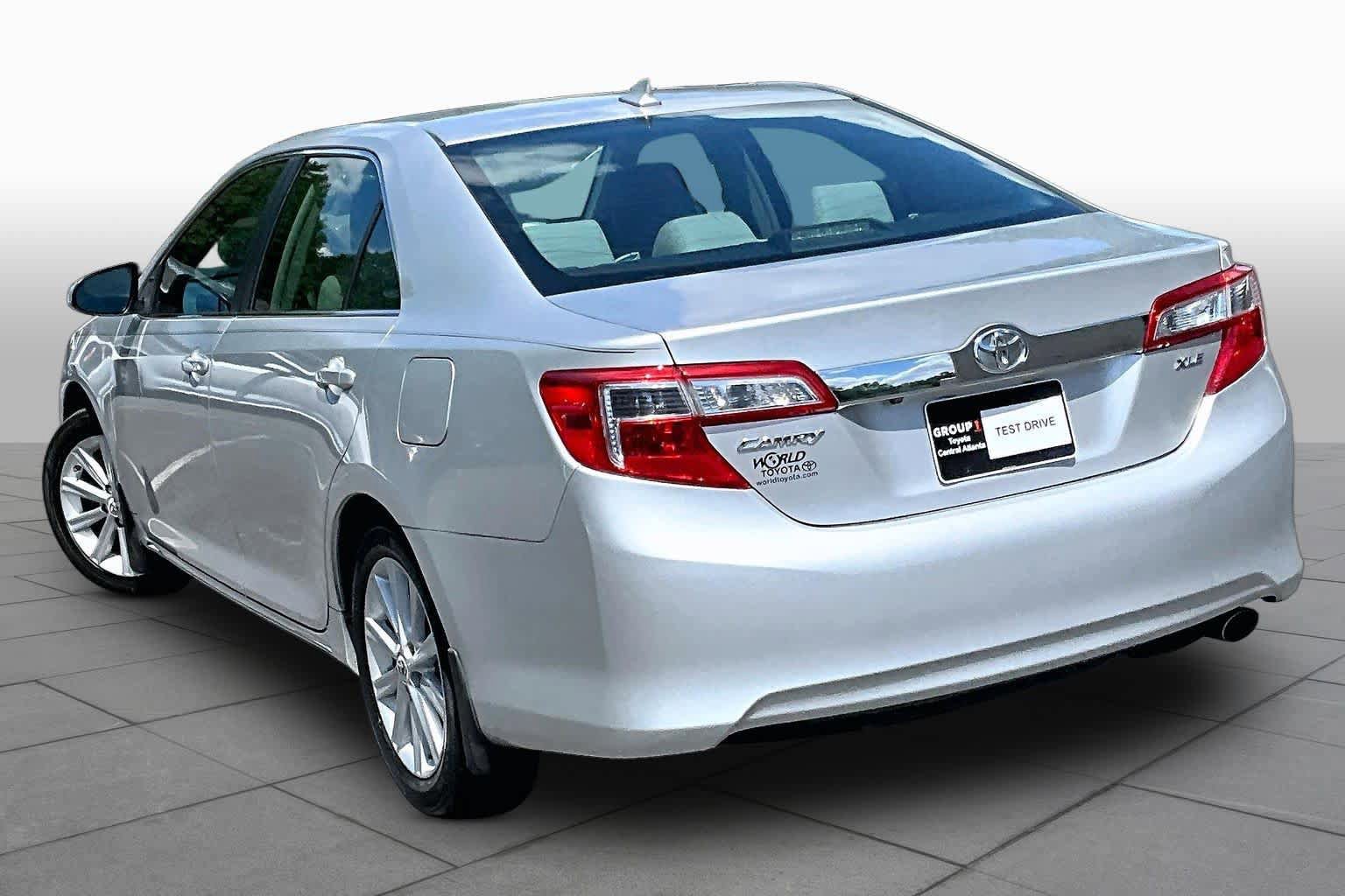 Used 2012 Toyota Camry XLE w/ Leather Pkg FWD image 12
