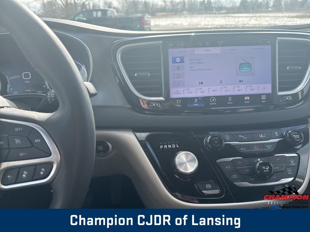 Used 2023 Chrysler Pacifica Touring-L image 24