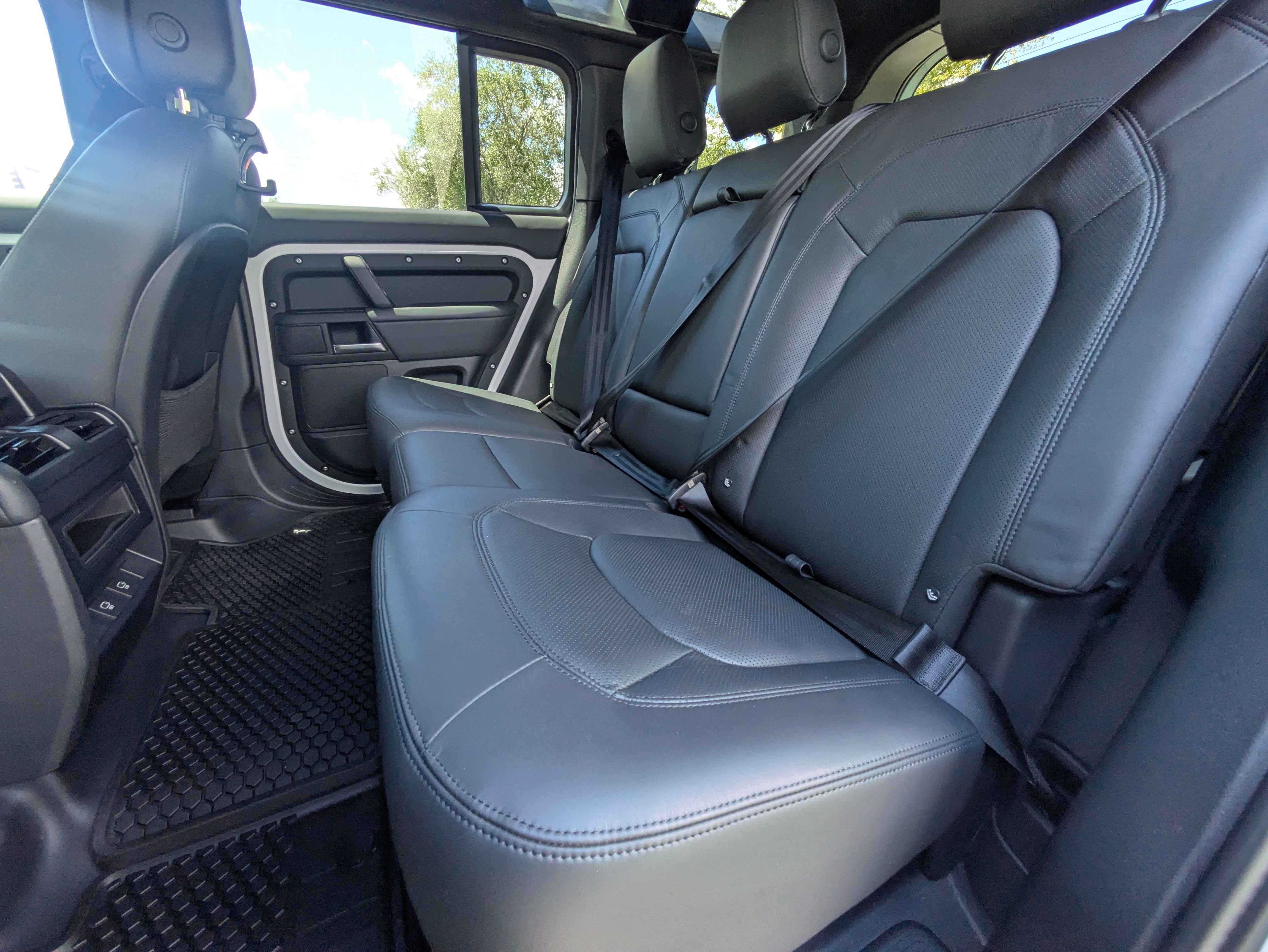 Used 2025 Land Rover Defender 110 X-Dynamic SE AWD/4WD image 13