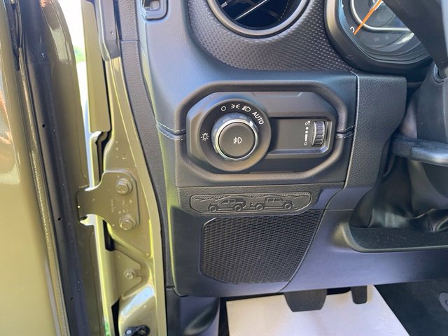 Used 2025 Jeep Wrangler Unlimited Rubicon w/ Convenience Group AWD/4WD image 15