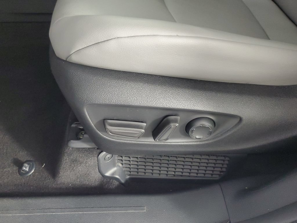 Used 2025 Toyota Sienna XLE w/ XLE Plus Package FWD image 30
