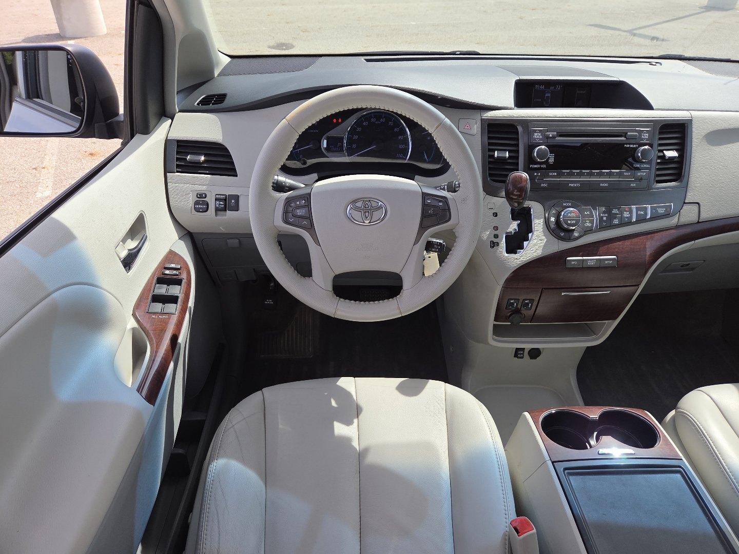 Used 2013 Toyota Sienna XLE FWD image 24