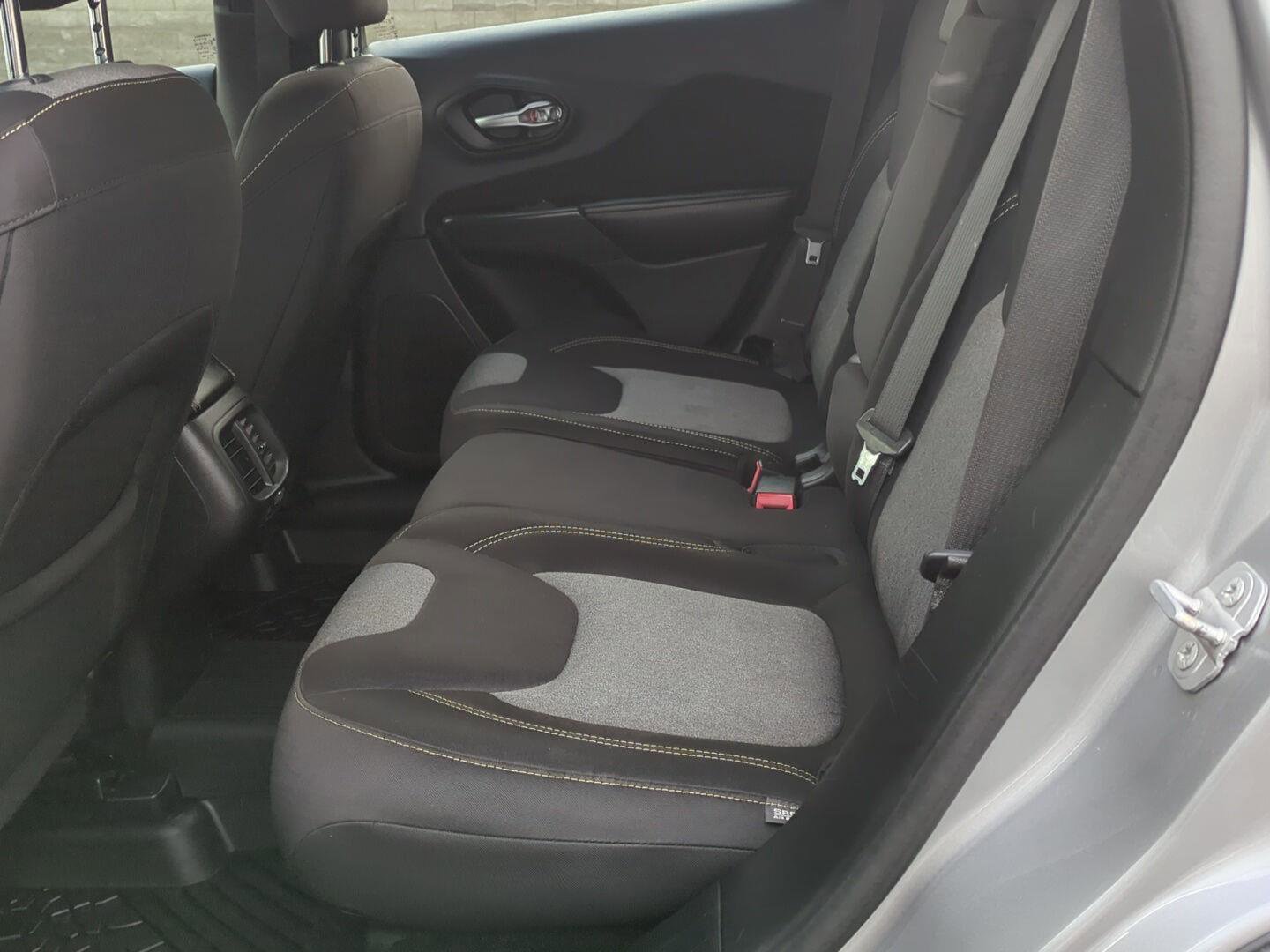 Used 2015 Jeep Cherokee Sport w/ Sport Appearance Group image 9