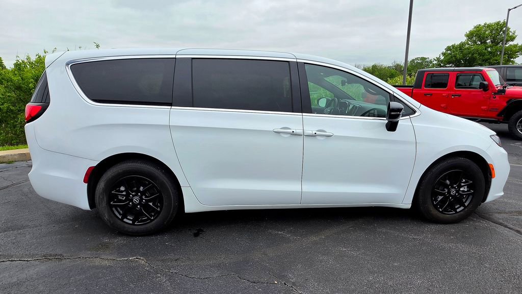 Used 2025 Chrysler Pacifica Select FWD image 12