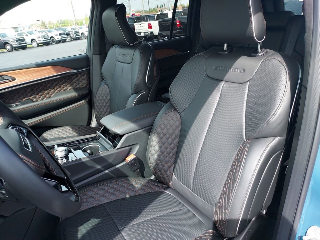 New 2026 Jeep Grand Cherokee Summit w/ Obsidian Package AWD/4WD image 17