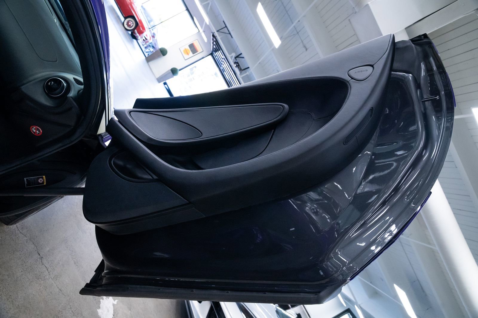 Used 2018 McLaren 570S Coupe RWD image 24