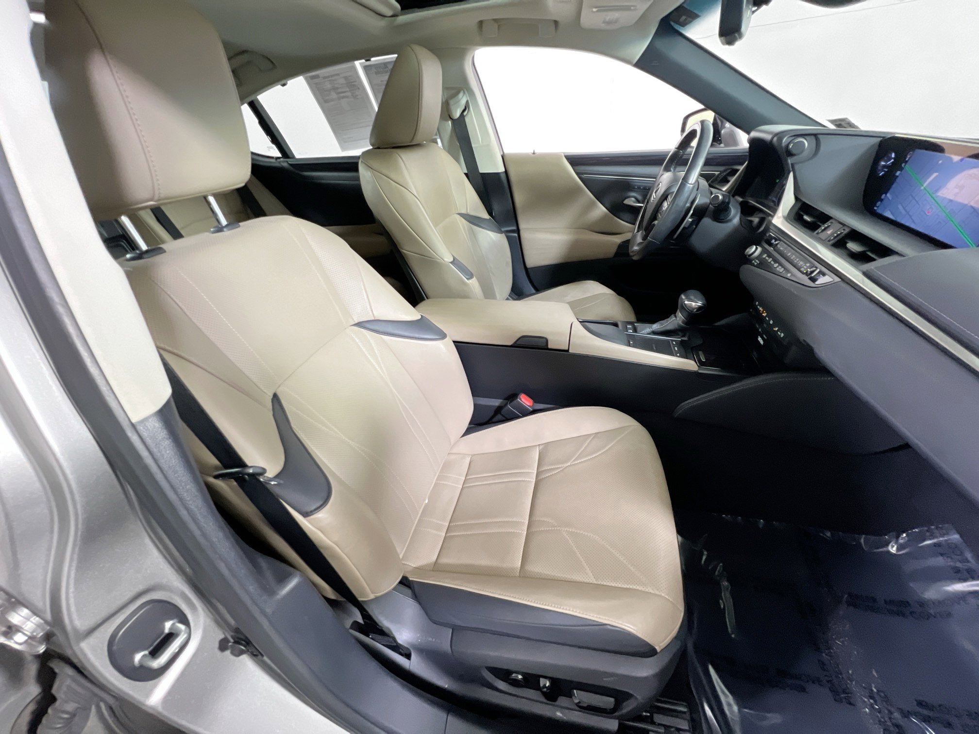 Used 2021 Lexus ES 300h Ultra Luxury w/ Accessory Package 2 image 29