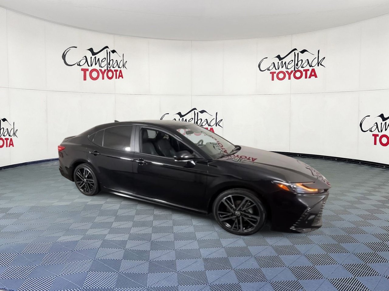 Used 2025 Toyota Camry XSE FWD image 2