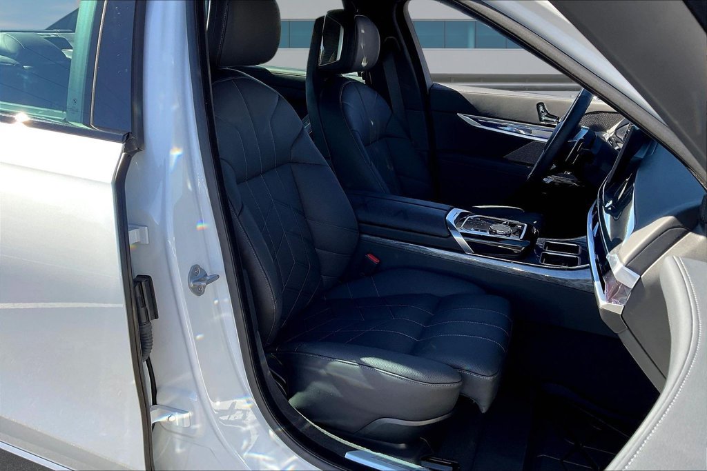 Used 2025 BMW 760i xDrive w/ Premium Package AWD/4WD image 28
